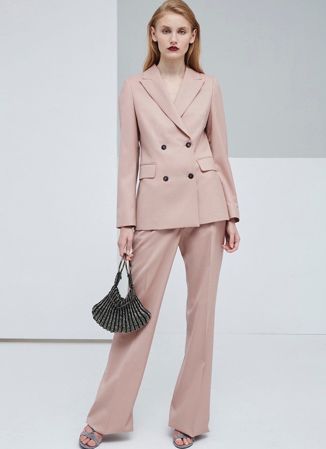 Si quieres imitar a Bianca Jagger, nada mejor que este dos piezas empolvado de Adolfo Domínguez con una gran pamela y unos zapatos con taconazo.