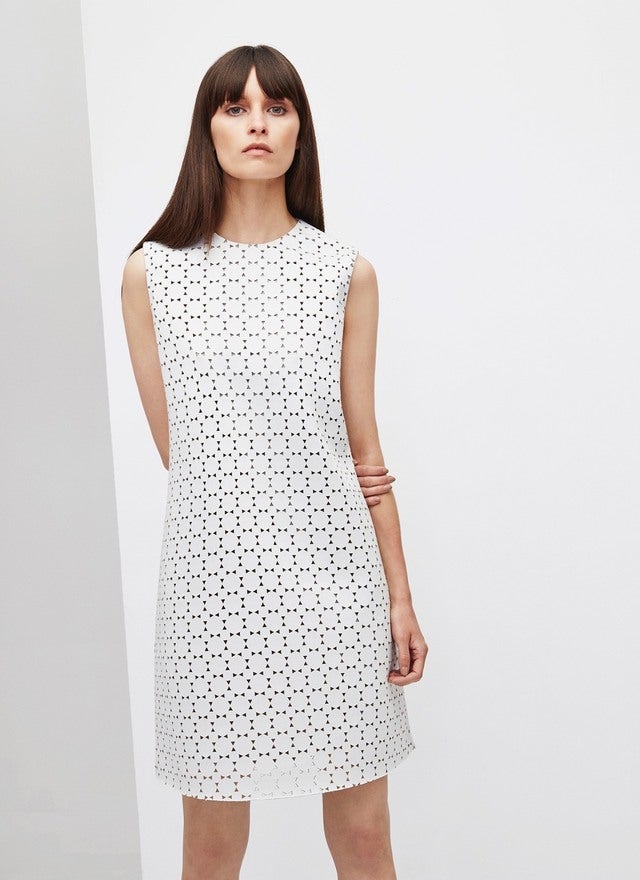 En cambio, si quieres inspirarte en Audrey Hepburn en su boda con el doctor Andrea Dotti, te proponemos este mini vestido troquelado de estética sesentera. Si te atreves, lúcelo con un pañuelo (o un turbante), un mini ramo de flores y unos 'mary jane'. (Precio: 99 euros).