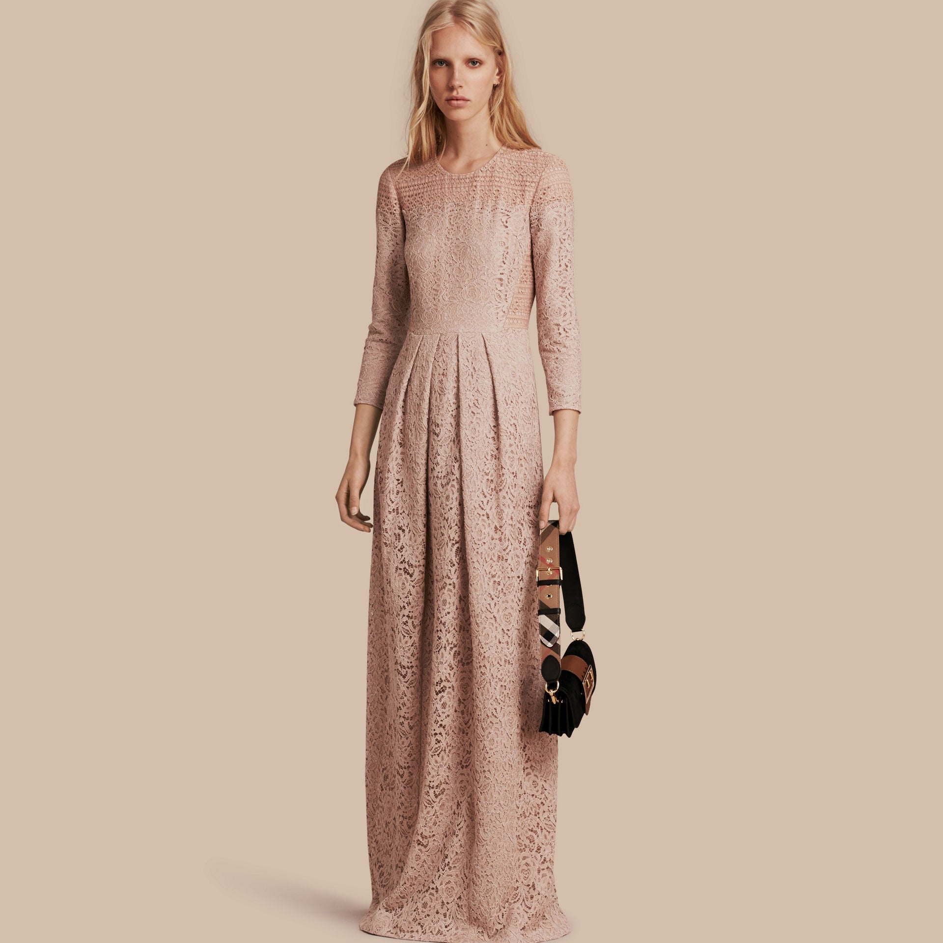 ¿Quién dijo que una novia debía vestir siempre de blanco? El color en los looks nupciales cada vez es más habitual, y nos hemos enamorado de este diseño de encaje de Burberry. Este diseño (1.195 euros) ofrece un sinfín de posibilidades: para una novia sofisticada, añádele un cinturón joya y maxi pendientes; para una novia romántica, combínalo con flores en tonos pastel.