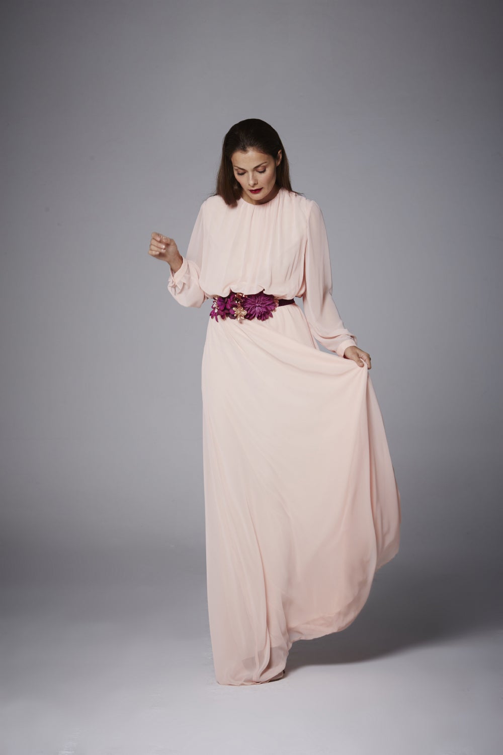 Nos imaginamos este vestido para una novia que se case en el campo, que lleve un ramo de flores verde, que lleve un canotier y que calce alpargatas. ¿No os parece? (Precio: 75 euros).