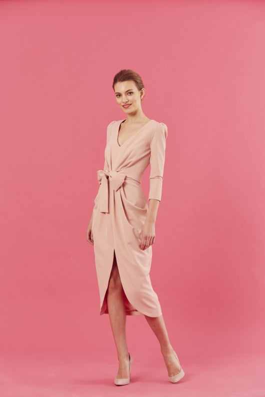 Para novias cosmopolitas, este elegantísimo vestido es una opción ideal. Su corte no puede ser más favorecedor, y quedaría perfecto con un tocado en tonos metalizados y unas sandalias a juego.(Precio: 150 euros).