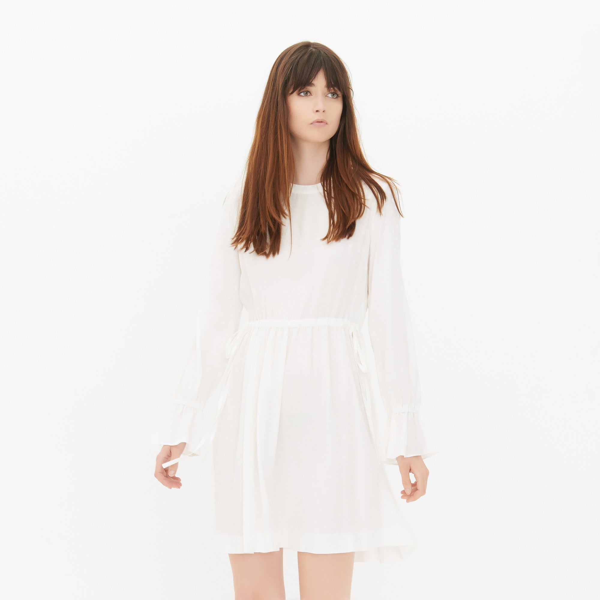 Una boda en el campo, una corona de flores, unas bailarinas, y este vestido de Sandro. ¿Qué más necesitas para ir blanca y radiante? (Precio: 112 euros).