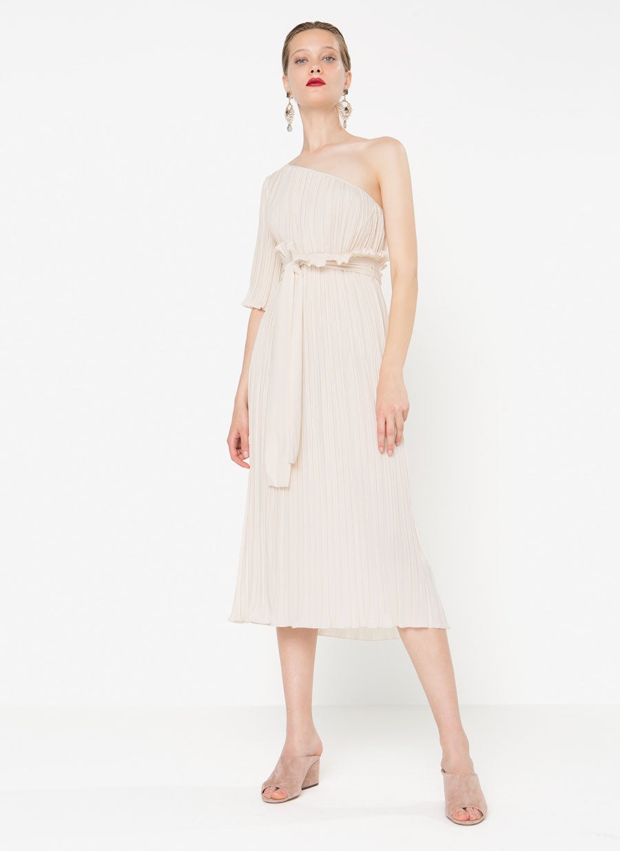 Perfecto para una novia sencilla y romántica, este vestido es una opción muy acertada para una ceremonia civil de día. Si lo combinas con unos maxi pendientes de fantasía (como en la imagen), un tocado joya y unas bailarinas, el resultado será perfecto. (Precio: 59.95 euros).