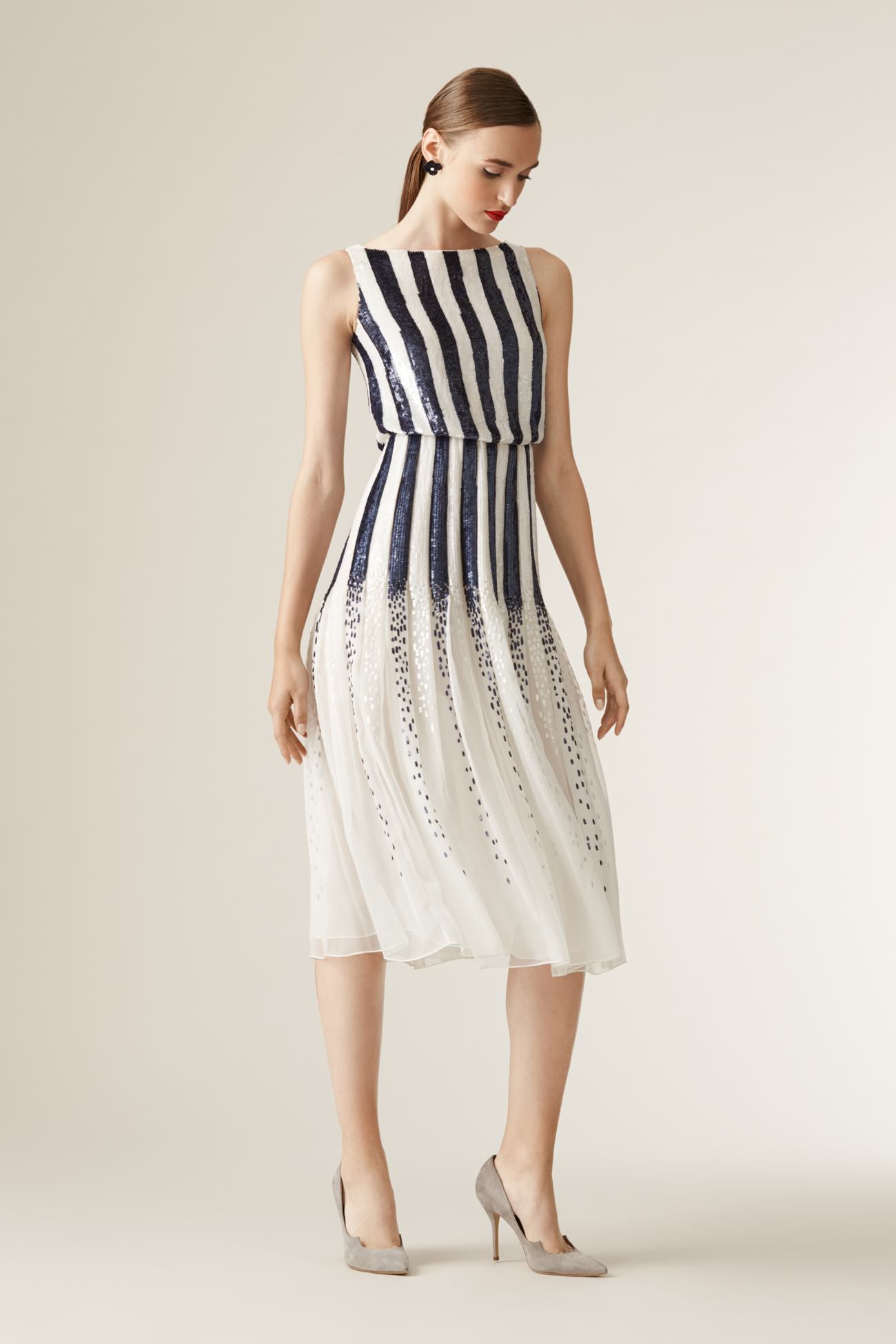 Si quiere estar adecuada, sin levantar muchas ampollas, este diseño es una apuesta segura para los actos de día.