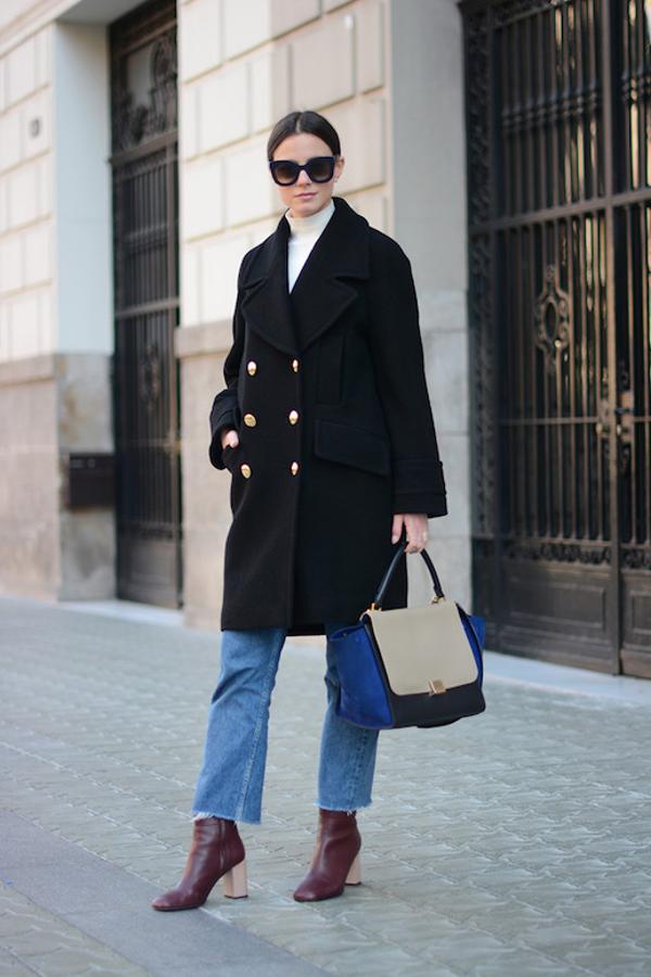 Fashion Vibe con abrigo de doble botonadura, tejanos cropped y botines burdeos