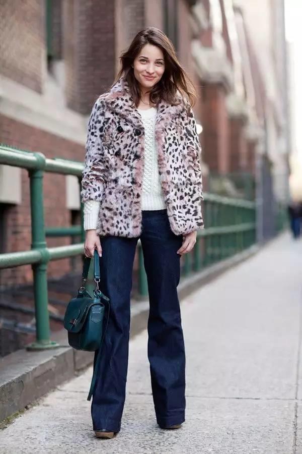 María Dueñas Jacobs con abrigo de pelo print animal, tejanos acampanados y jersey de punto.