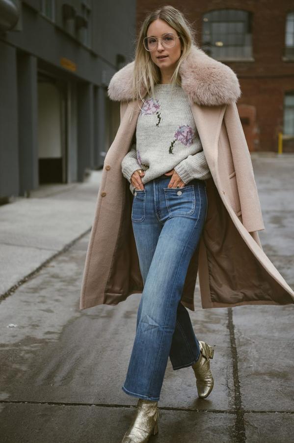 The Fashion Guitar con abrigo de corte masculino en color arena, jersey estampado y botines metalizados.