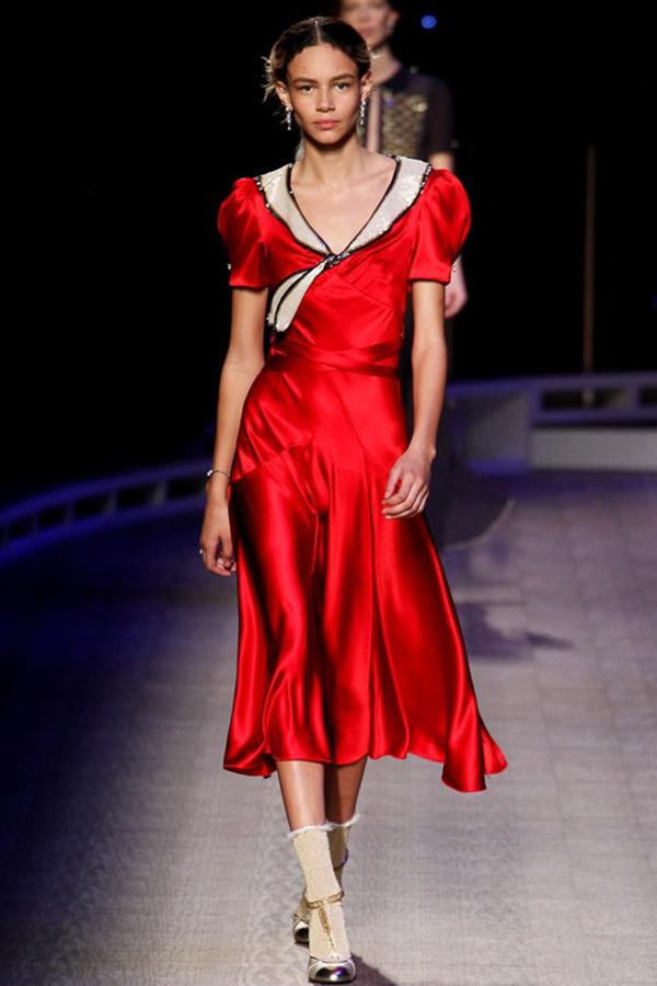 Tommy Hilfiger fue uno de los primeros diseñadores en defender a Melania Trump, y merecería vestirla en un día tan especial.