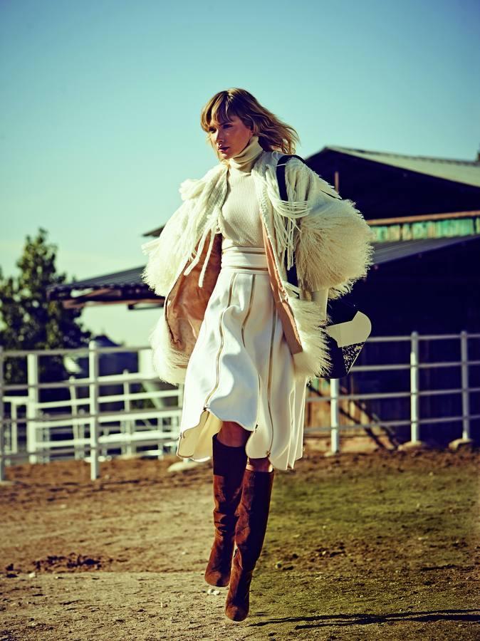 Jersey y falda de Salvatore Ferragamo, abrigo de Tete by Odette, botas de Pura López y bandolera de Sportmax.