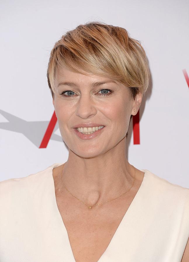 Durante muchos años la actriz Robin Wright lució una espléndida melena larga, pero un día decidió cortar por lo sano y se apuntó al pelo corto que le queda realmente bien.