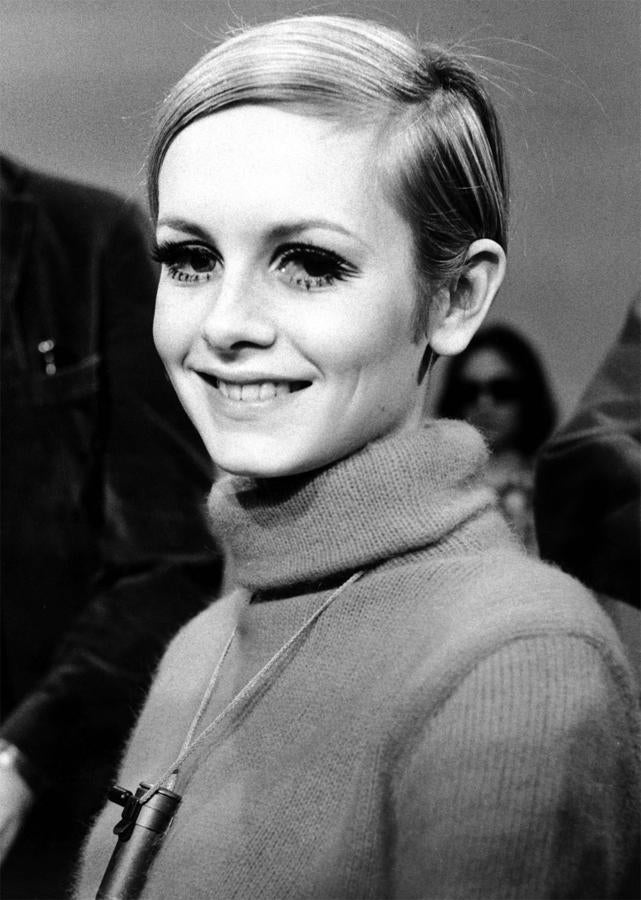 La actriz y cantante británica Twiggy, icono en los 60 por sus pestañas y su corte de pelo a lo 'garçon', imitado hasta nuestro días.