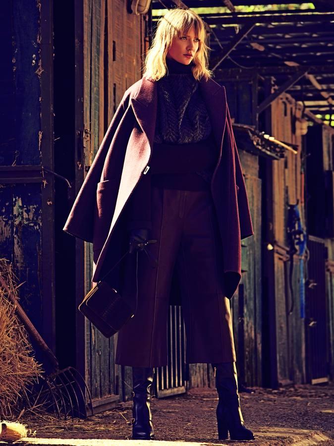 Abrigo, jersey, cuerpo de pelo y pantalón de Hermès. Bolso de Joe and Mr Joe para El Corte Inglés. Los guantes son de Tommy Hilfiger y las botas de Gigi Hadid para Tommy Hilfiger.