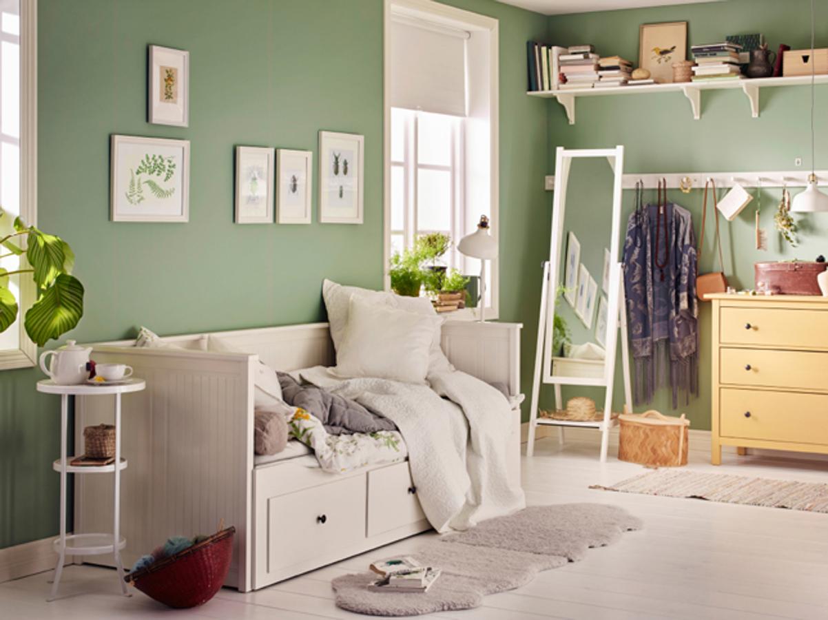 En un verde más apagado, pero igual de enérgico, esta propuesta pasa por dar protagonismo a las paredes y apostar por líneas sencillas en el resto de la decoración.