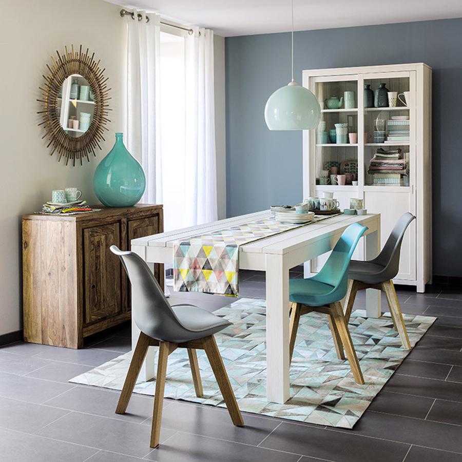 El menaje y los textiles se llenan de pinceladas en verde.