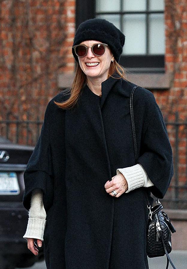 Julianne Moore apuesta por un gorro amplio que combina con su media melena lisa que asoma por debajo del gorro.