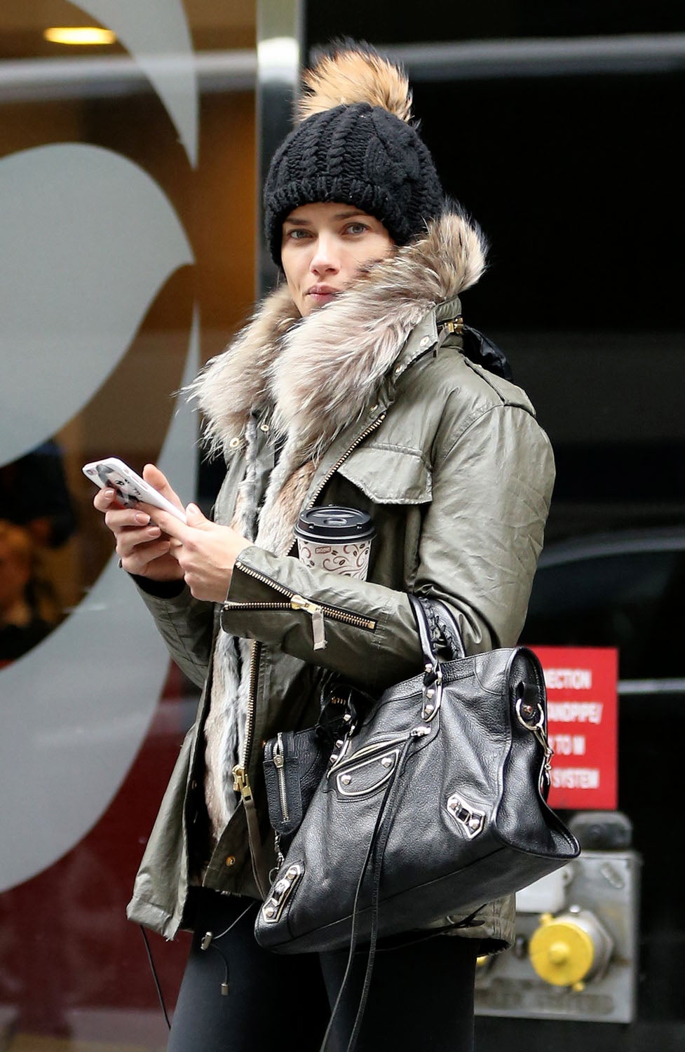 La súper modelo Adriana Lima prefiere llevar su pelo dentro del gorro de pompón.