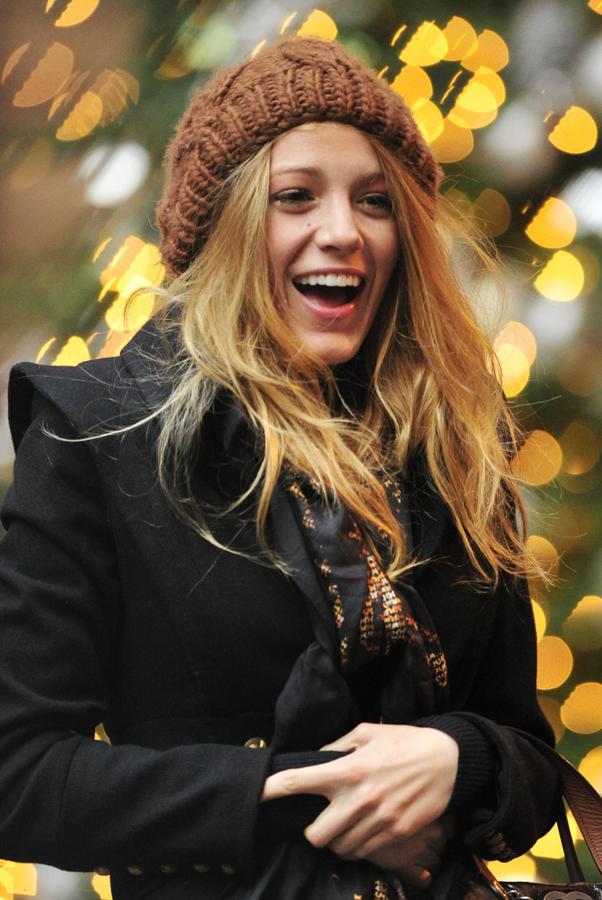 La actriz Blake Lively dejó su melena suelta natural debajo de su gorro.