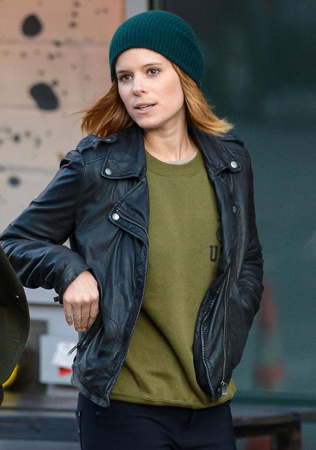 La actriz Kate Mara lleva el gorro con su media melena que asoma lisa por debajo.