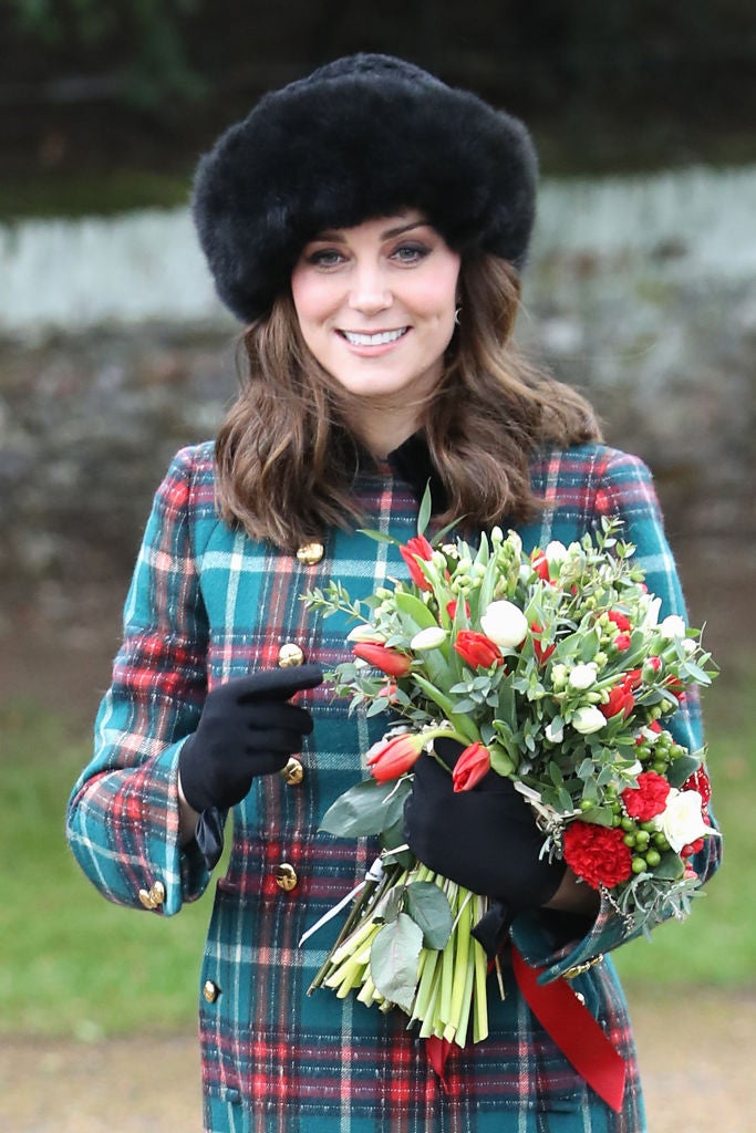 Kate Middleton con el pelo suelto y un gorro tipo ruso.