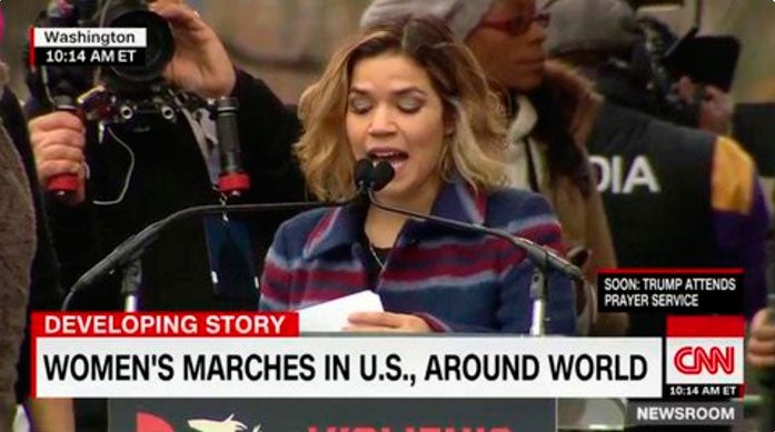 America Ferrera se unía a la marcha y al escenario con un claro: 'Estamos aquí para quedarnos'.