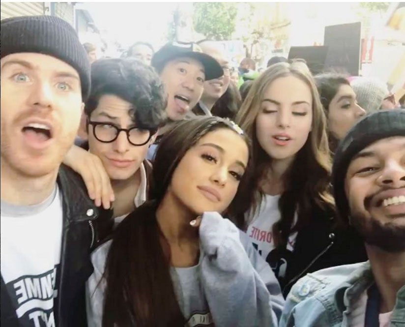 Ariana Grande acudía con todo su grupo de amigos a la marcha y aprovechaba a publicar vídeos en sus rededs sociales.