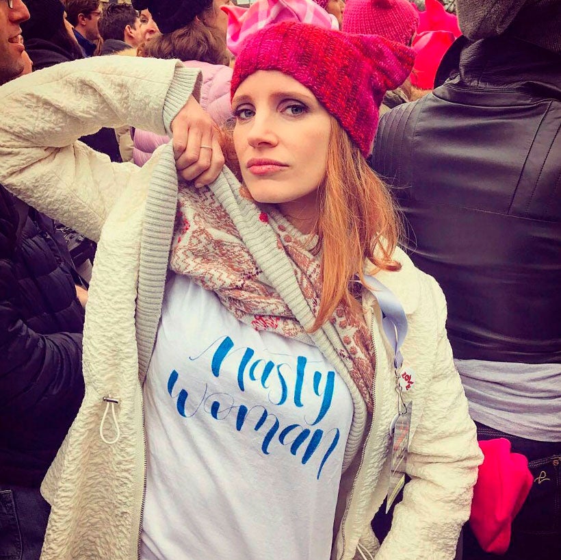 La actriz Jessica Chastain dejaba ver su camiseta en la manifestación.
