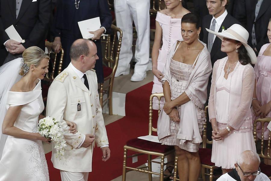 El 1 de julio de 2011 Alberto de Mónaco y Charlene Wittstock se dieron en 'sí, quiero' en una ceremonia religiosa a la que no faltó la princesa Carolina, que derrochó elegancia con un vestido fluido color rosa, el mismo tono que tiñó el diseño de Chanel de su hija Carlota.