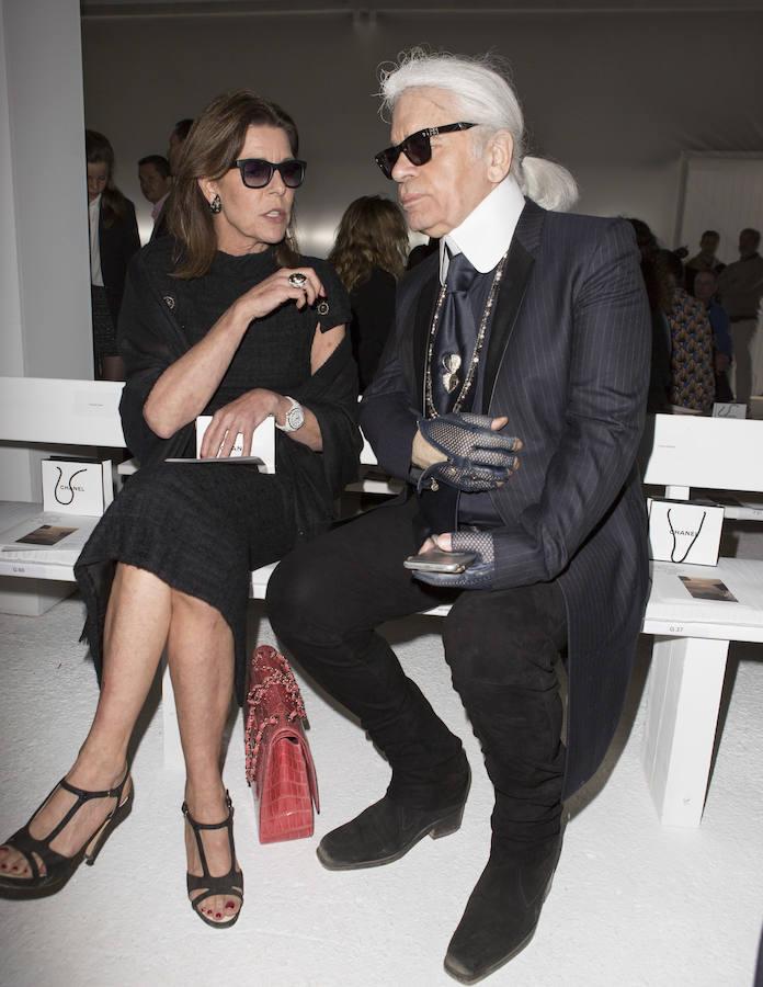 Desde que Fianfranco Ferré abandonó Dior, Carolina de Mónaco empezó a vestir de Chanel, gracias a lo que comenzó una larga amistad con Karl Lagerfeld, su director creativo.
