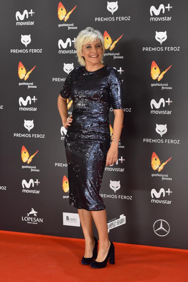 Eva Hache no siguió la tónica general de la alfombra roja y lució un vestido midi de paillettes.