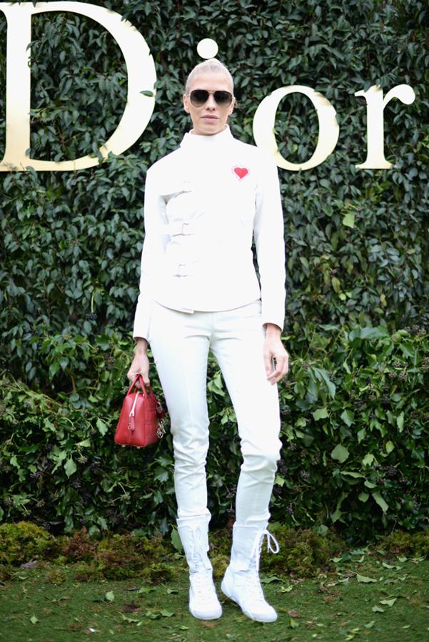 La modelo y su look 'sporty' en blanco.