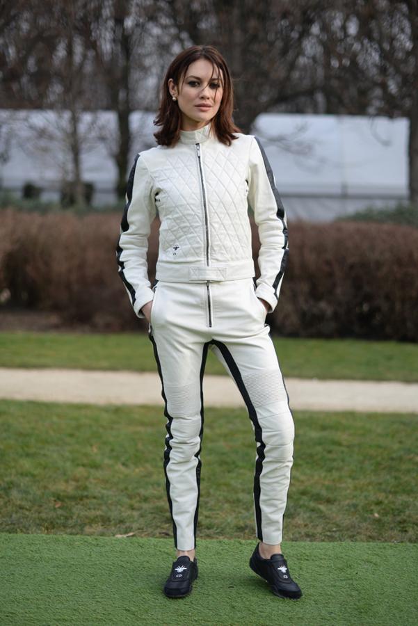 La actriz con un look 'sporty' de inspiración motero.