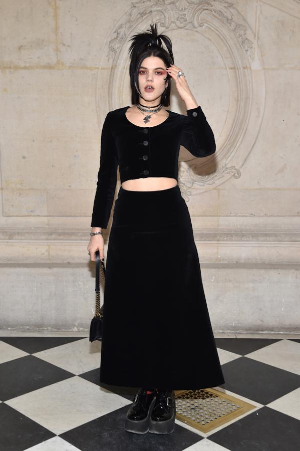 La cantante apostó por un look gótico.