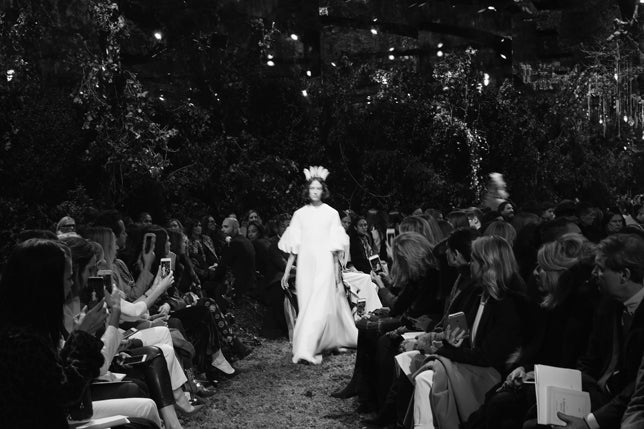 Con un estilo minimalista, Maria Grazia Chiuri viste a la mujer con vestidos sencillos de tejidos fluidos.