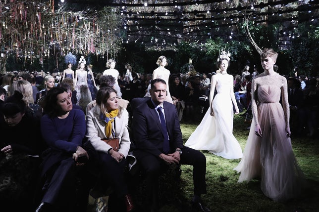 Algunos modelos de la maison tenían estampados signos del horóscopo como homenaje a las costureras del taller que cada mañana lo consultan en el periódico.