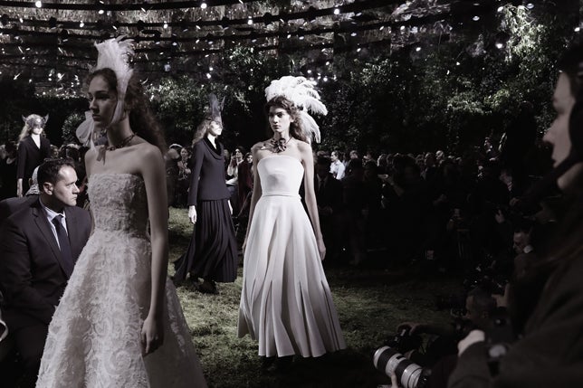 Los vestidos delicados con semitransparentes en tonos espolvados se mezclan en la pasarela con otros negros y más sobrios.