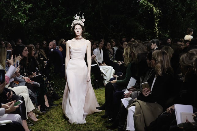 En lo nuevo de Dior, vestidos semitransparentes en colores pastel y tocados con flores.