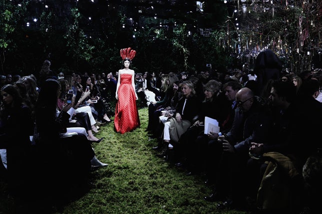 Como en la mayoría de las anteriores colecciones de Raf Simons, los escotes palabra de honor no han faltado, que los accesoriza con tocados.