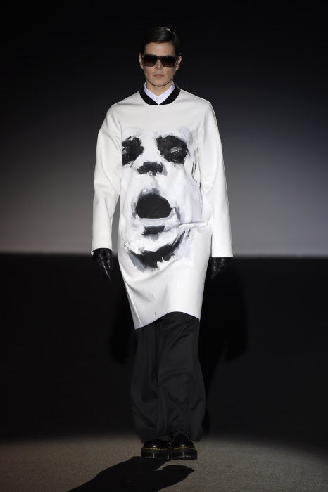 La cantante y modelo Bimba Bosé, con uno de los diseños de la colección de David Delfín durante la Pasarela Cibeles Mercedes Benz Fashion Week Madrid en febrero de 2015.