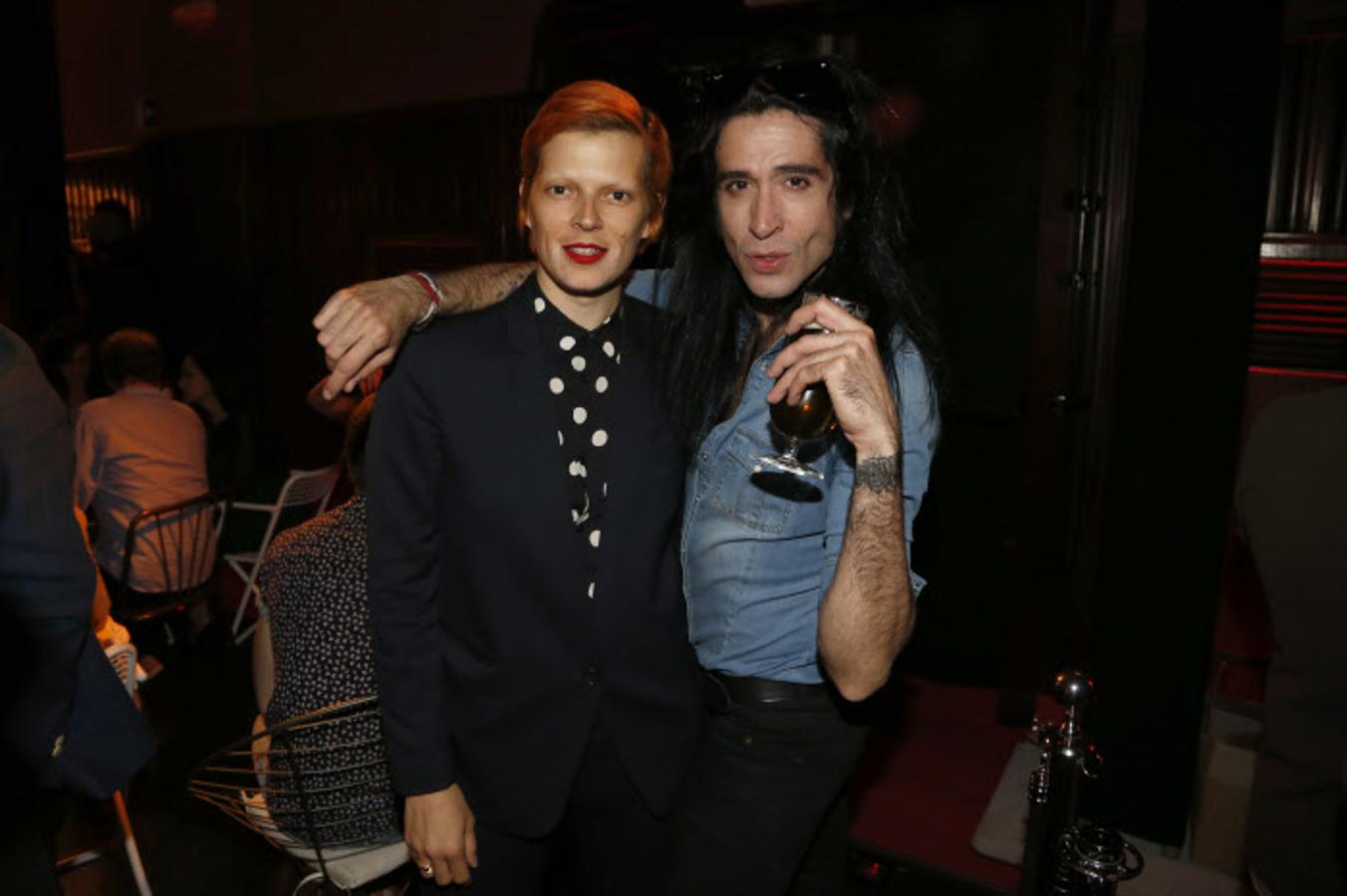 La modelo y cantante Bimba Bosé, junto a uno de sus amigos, Mario Vaquerizo (pareja de Alaska), durante la presentación de un evento de una bebida en Madrid, en mayo de 2015