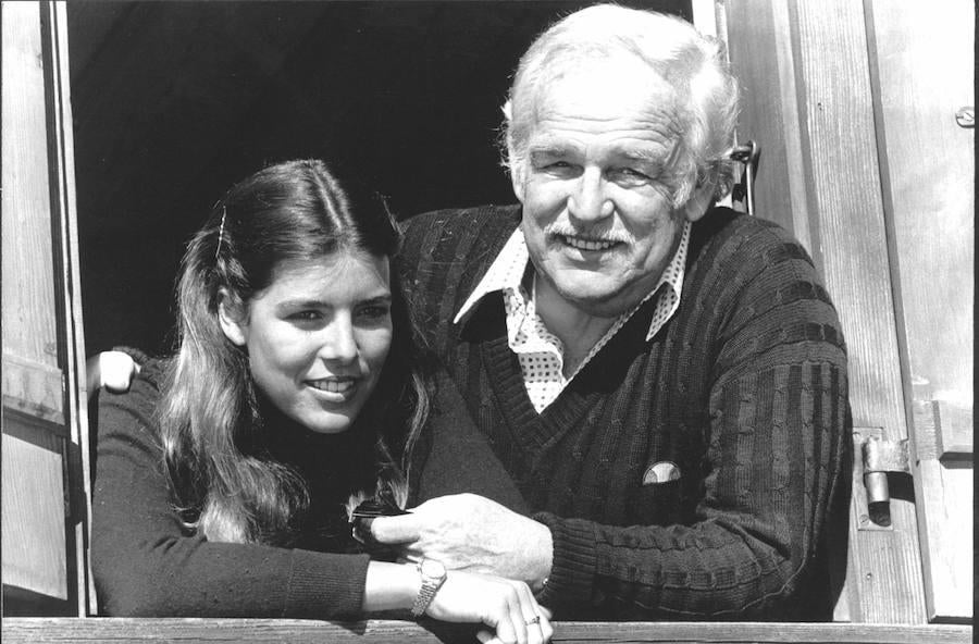 Eran muy comunes las muestras de cariño en público entre padre e hija.