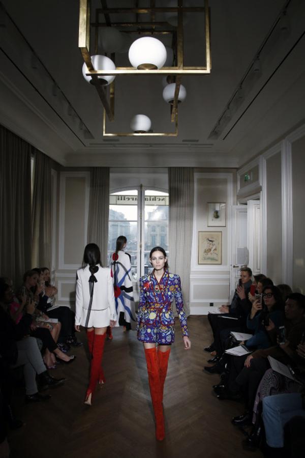 Sobrepasan las rodillas y llegan a mitad del muslo, en Alta Costura también triunfan las botas altas que se tiñen de rojo y han sido el calzado fetiche de it girls en los últimos meses.