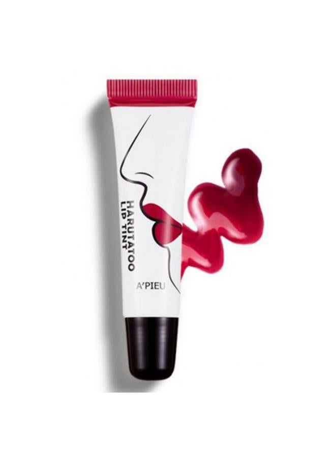 Labial de larga duración en forma peel-off para un color efecto tatuado. Dentro de sus ingredientes contiene colágeno; para aportar hidratación a los labios, un complejo de fruta roja y extractos de jalea real para mantener los labios jugosos y sedosos. Su increíble textura aporta una sensación agradable en los labios y nada pesada. Acabado intenso, pero natural. (6,90€, en www.missha.es)