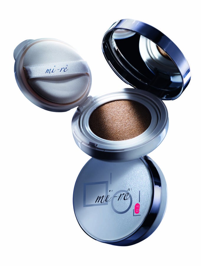 Proporciona hidratación de larga duración, gracias a su fórmula con agua volcánica de la isla de Jeju y flor de loto, utilizado durante siglos en Corea para fabricar cosméticos por sus propiedades antioxidantes, iluminadoras e hidratantes. Se puede modular la cobertura y en una sola aplicación conseguirás un aspecto radiante y una textura homogénea. Factor de protección solar es SPF50/PA+++. (46,99€, en www.miin-cosmetics.com)