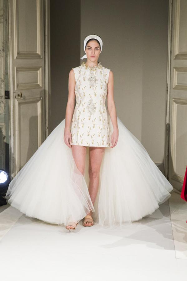 Los vestidos de día están confeccionados con tejidos delicados como la seda a los que les añade una cola de tul.