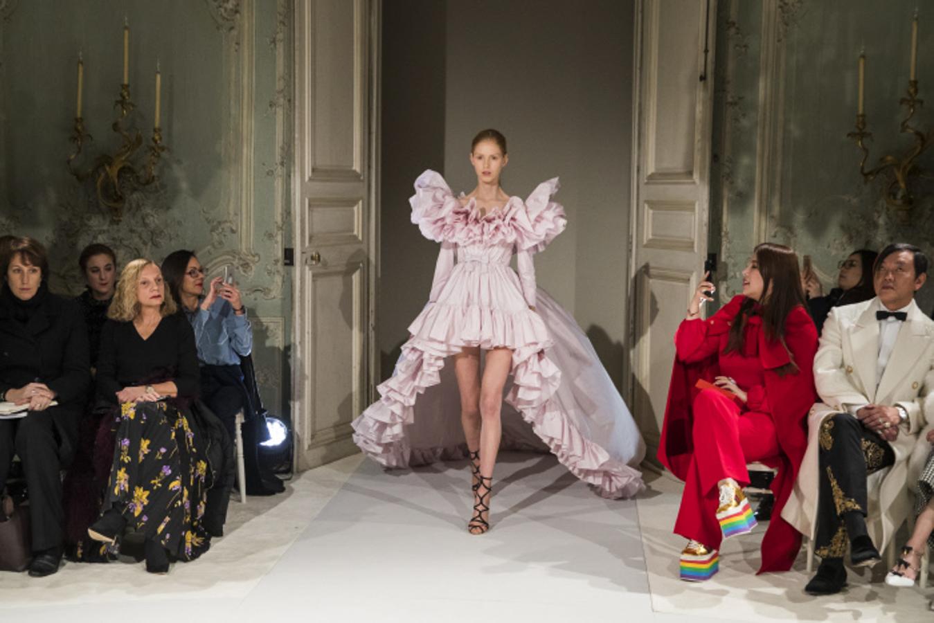 A primera vista, algunos de sus vestidos nos recuerdan a una Lolita contemporánea, elegante y con un toque muy sexy, como la de este vestido con maxivolantes y muy corto por delante y largo por atrás.