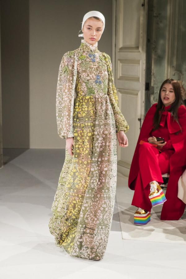 En Valli, las ransparencias derrochan sofisticación gracias a los bordados que emulan a las flores.