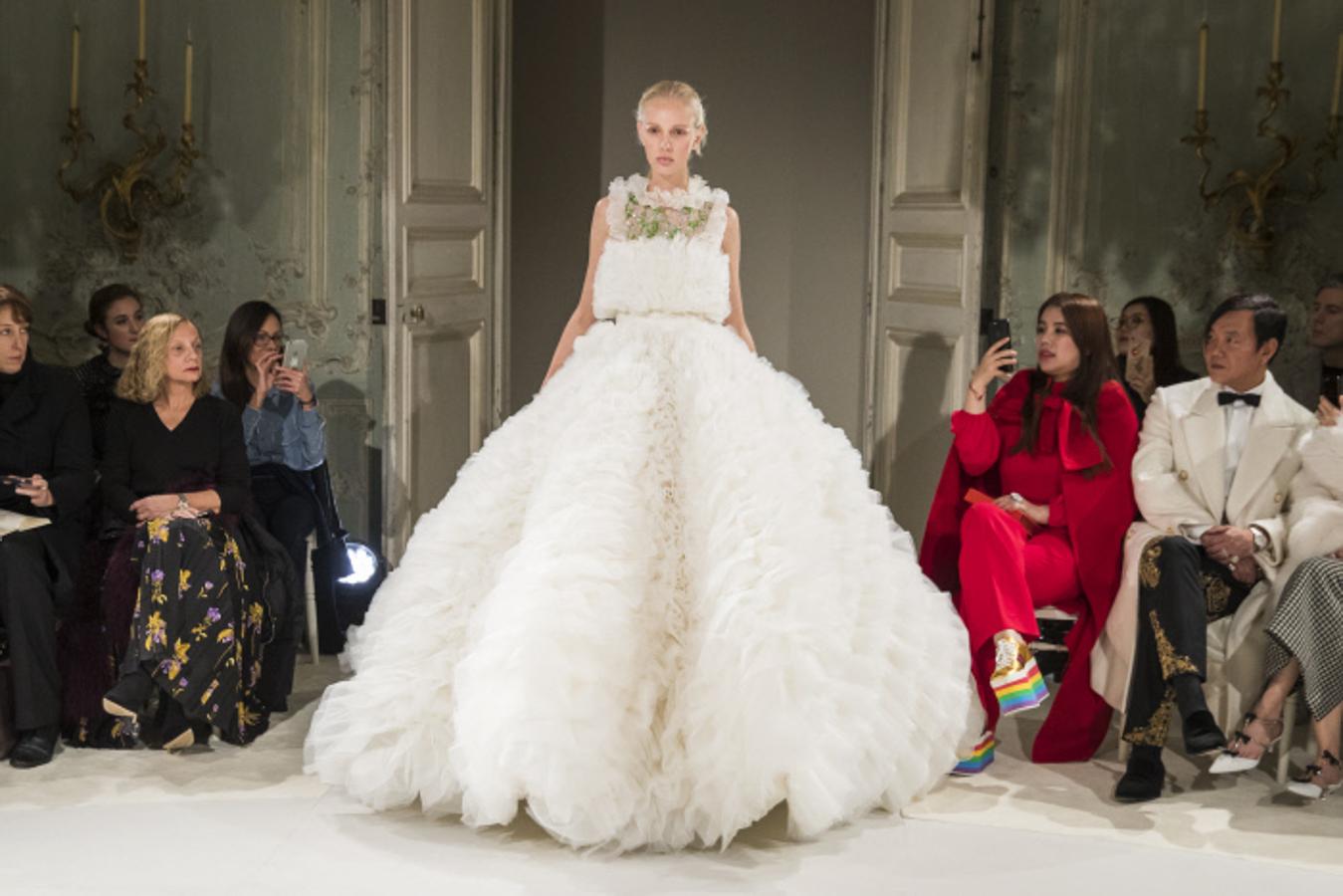 Con mucho volumen, este vestido es perfecto para las novias más arriesgadas y no temen a la opulencia del tul.