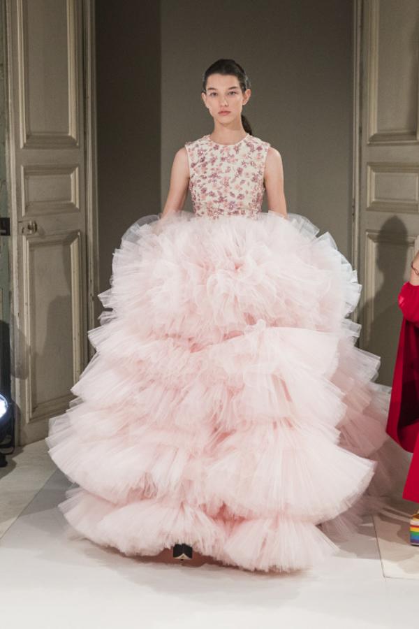 Los vestidos con volúmenes, seña de identidad de la casa, no han faltado en lo nuevo de Valli.