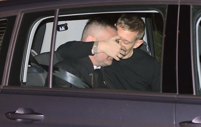 El diseñador, de quien Bimba había sido socia además de amiga, no pudo reprimir las lágrimas a su salida del tanatorio.