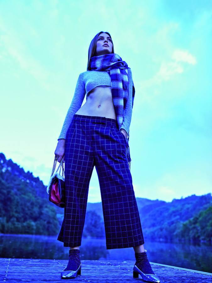 Pantalón de cuadros de Brunello Cucinelli, top de Green Coast y pañoleta de Springfield. Bolso de Zadig & Voltaire, zapatos de Loewe y calcetines de Calzedonia.